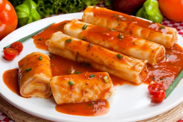 Cannelloni, 햄과 모짜렐라로 채워진 파스타.