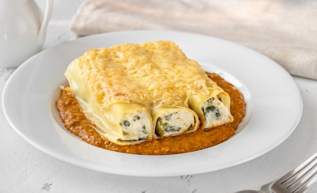 Cannelloni pasta stuffed with ricotta and spinach with grilled pepper sauce