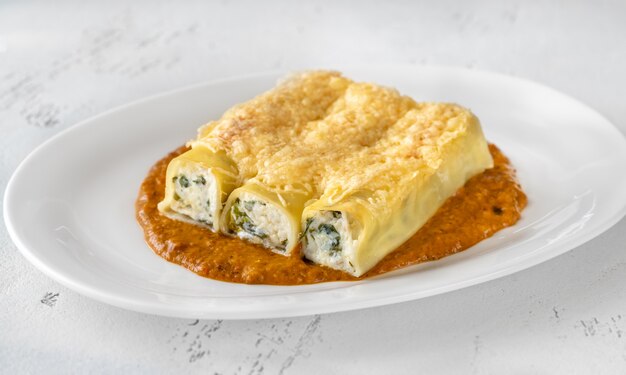 Cannelloni ripieni di ricotta e spinaci con salsa di peperoni grigliati