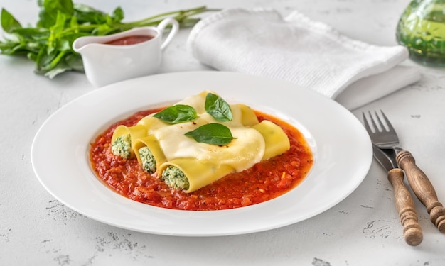 Cannelloni di pasta ripieni di ricotta e spinaci con salsa di pomodoro