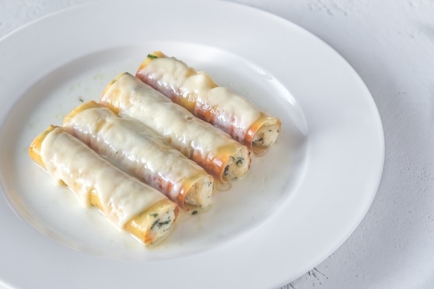 사진 리코 타로 채워진 cannelloni 파스타