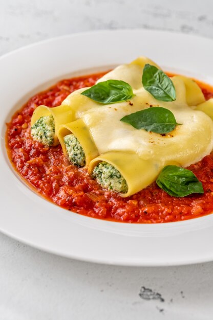 Cannellonipasta gevuld met ricotta en spinazie met tomatensaus