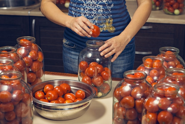 Canning tomato in cans