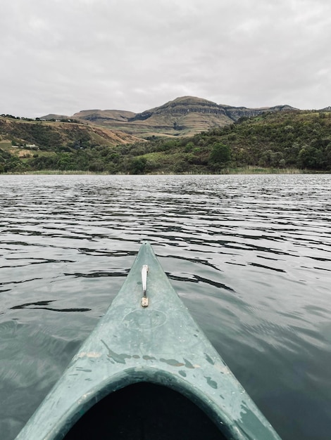 Foto canoe nel lago