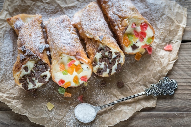 Cannoli gevuld met roomkaas