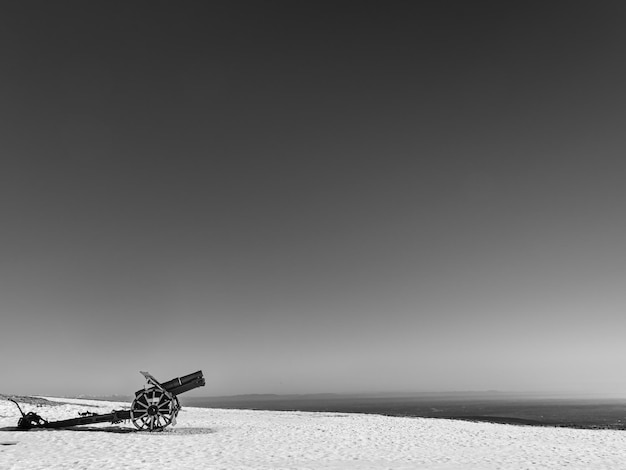 Foto cannone dalla cima del monte grappa, italia