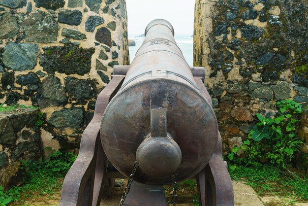 Photo a cannon in the old town of fort santiago