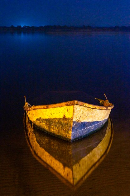 Photo canoa y bote en agua de noche