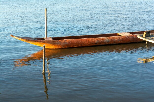 A canoe stopped on the Paraguacu River