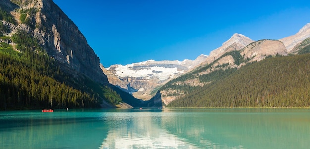 In canoa a lake louise sulle montagne rocciose