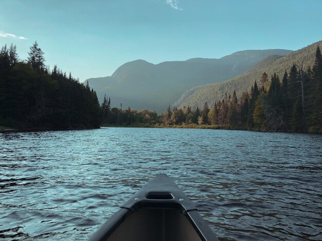 Photo canoeing between mountains