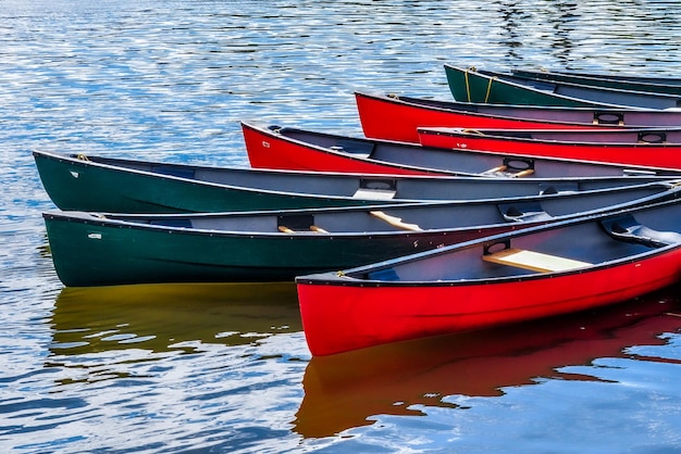 Foto canoe sull'acqua