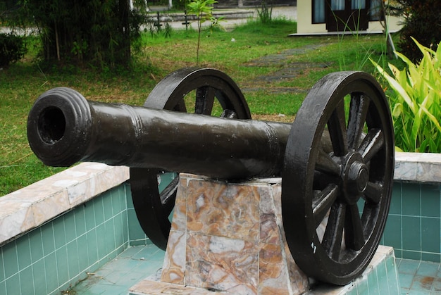 Foto statua del cannone nel cortile