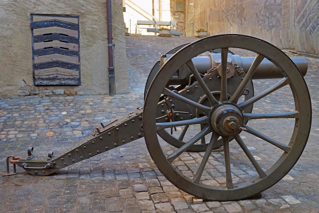 Canonico in strada nel castello di thun. il castello di thun è un museo del castello nella città di thun, nel cantone svizzero di berna, dove il fiume aar sfocia dal lago di thun. oggi è patrimonio della svizzera.