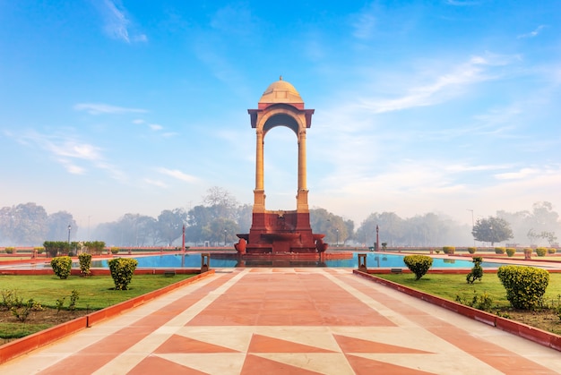 Tettoia davanti all'india gate, new dehli.