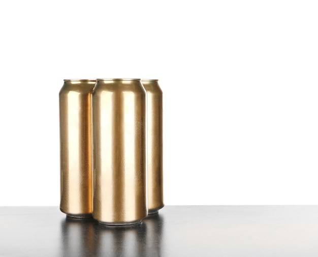 Photo cans of beer on table against white background