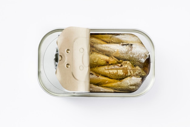 Latte di sardine isolate su bianco