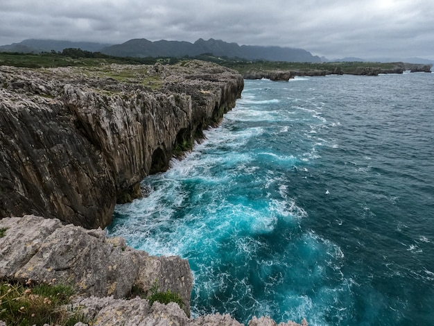 スペインのアストゥリアスのカンタブリア海の風光明媚な海岸線の風景の眺め