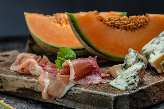 Cantaloupe meloen met ham prosciutto jamon Traditionele Spaanse en Italiaanse snack antipasti voorgerecht banner menu recept