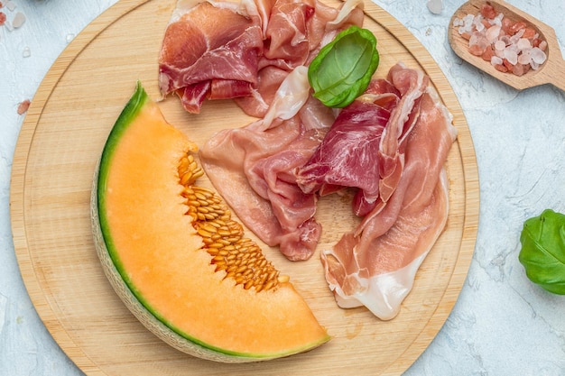 Cantaloupe meloen met ham prosciutto jamon Traditionele Spaanse en Italiaanse voorgerecht banner menu recept bovenaanzicht