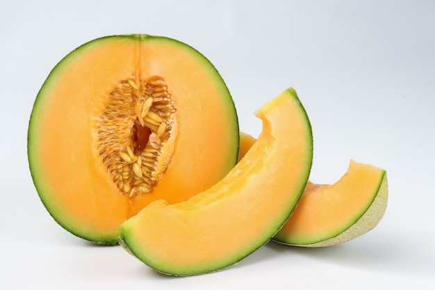 cantaloupe meloen plakjes geïsoleerd op wit