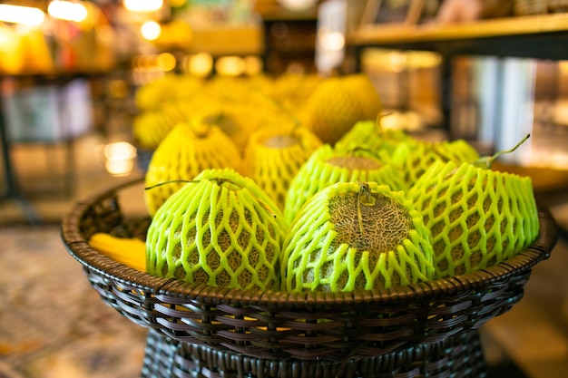 Cantaloupe meloen verkocht in marktverpakking met schuim om de vruchten te bedekken