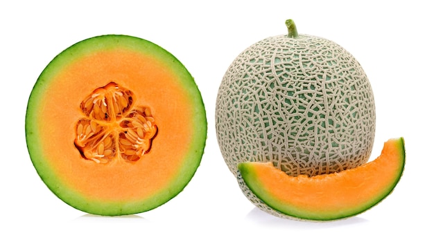 Melone cantalupo isolato su sfondo bianco