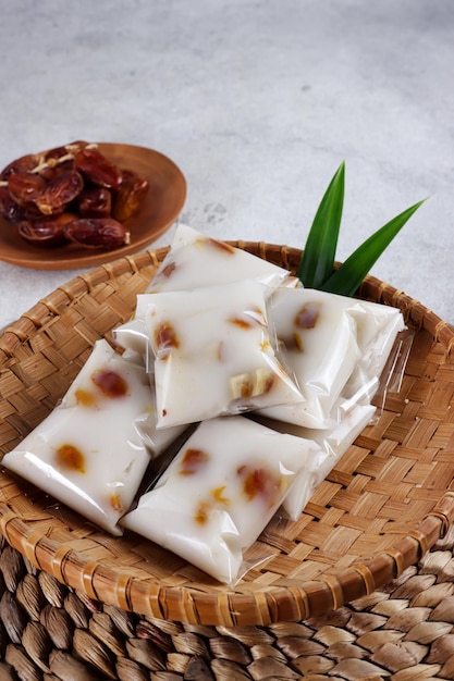 Cantik manis kurma dessert tradizionale indonesiano a base di datteri di farina di fagioli mung e latte di cocco