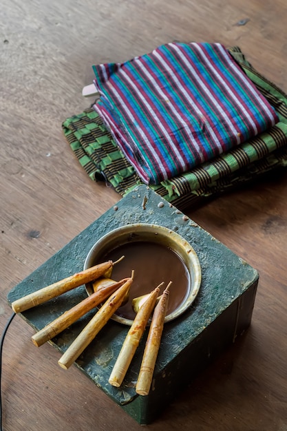 Жидкий воск Canting и Batik для изготовления батика, традиционной индонезийской ткани. Кантование - это инструмент, используемый для перемещения или снятия восковой жидкости, которая обычно используется для изготовления батика, типичного индонезийского ремесла.