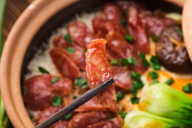 Photo cantonese style cooking of claypot rice with waxed meats