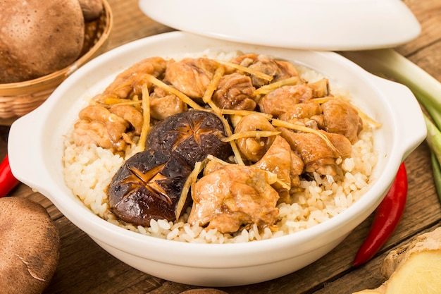 Cantonese style rice with chicken and mushroom