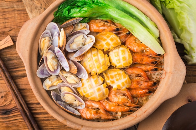 Photo cantonese style seafood rice pot