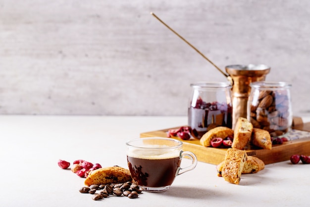 Cantuccikoekjes en koffie