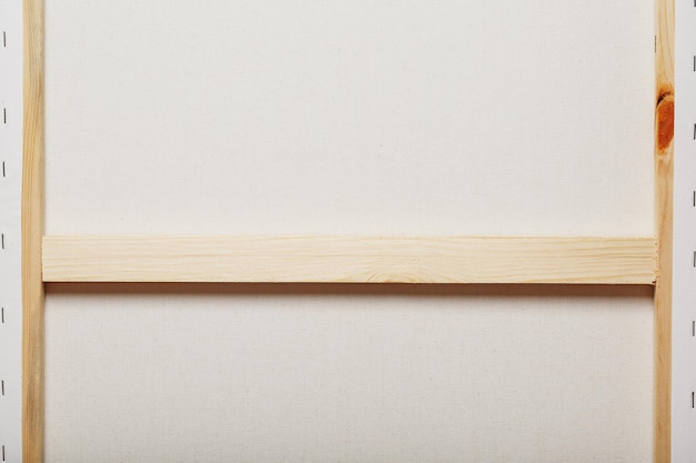 Foto canvas voor kunstenaars gespannen op een houten rail als achtergrond