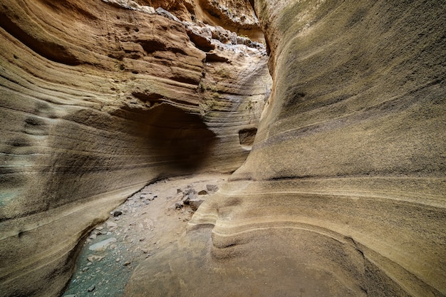 Canyon geërodeerd door water en wind op het Canarische eiland Gran Canaria genaamd Barranco de las Vacas, met verschillende kleuren en gebogen lijnen. Spanje. Europa.