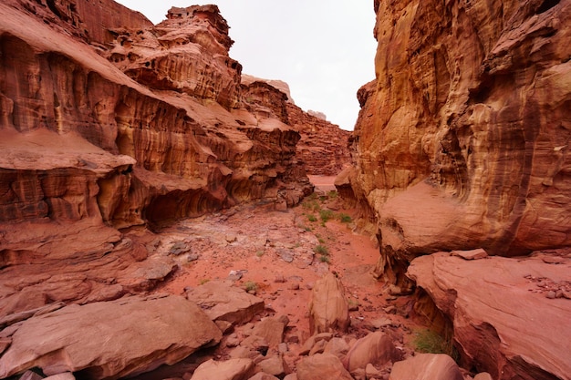 Canyon in de woestijn van Wadi Rum Jordanië Midden-Oosten De vallei van de maan Oranje zandnevelwolken Aanwijzing als UNESCO-werelderfgoed Rode planeet Marslandschap Offroad avonturen reizen achtergrond