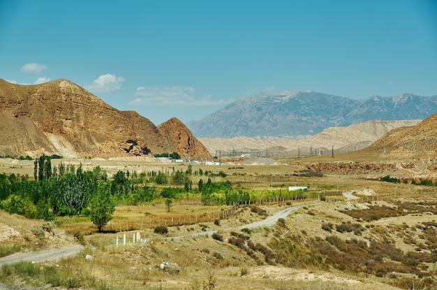 Photo canyon kekemeren , naryn region, tian shan mountains in kyrgyzstan, central asia,