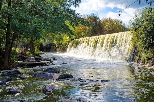 Canyon met kokend water aan de vooravond van de herfst