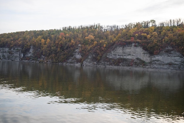 Canyon met rivier en klif in de herfst