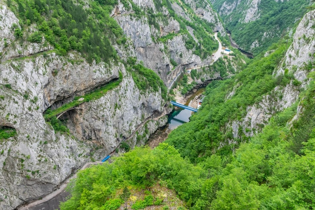 Canyon met veel vegetatie op een rivier.