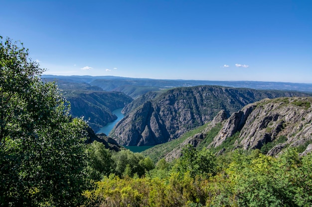 スペイン、オウレンセガリシア州のシル川の峡谷