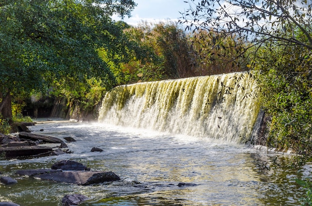 Canyon con acqua bollente alla vigilia dell'autunno