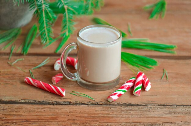 コーヒーとミントキャンディーとコーヒーカップのキャップ