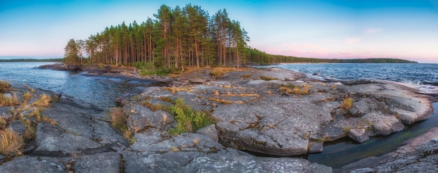 Cape Besov-neus in het Onegameer in Karelië in het noorden van Rusland