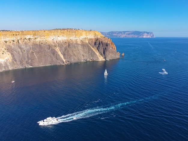 Мыс Фиолент. Прекрасные виды на побережье Черного моря с мыса Фиолент летом в ясную погоду. Вид с воздуха на красивое морское побережье с бирюзовой водой и скалами