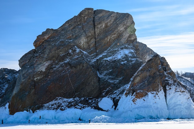 Foto capo khoboy bellissimo paesaggio invernale del lago baikal ghiacciato