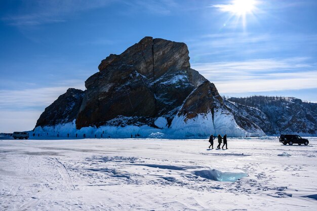 Foto capo khoboy bellissimo paesaggio invernale del lago baikal ghiacciato