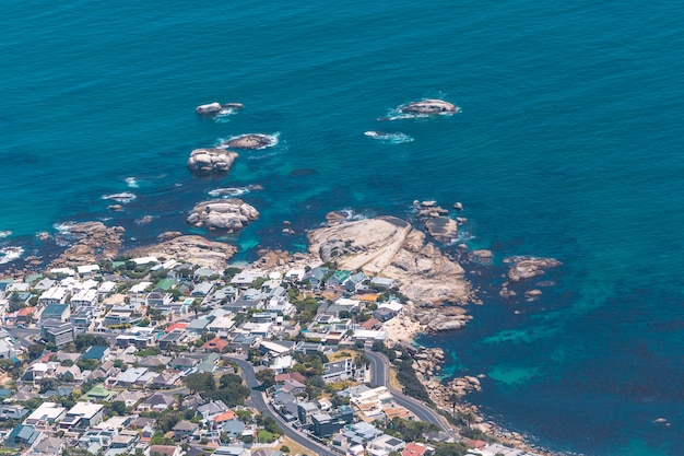 Вид на прибрежный район Кейптауна со Столовой горы