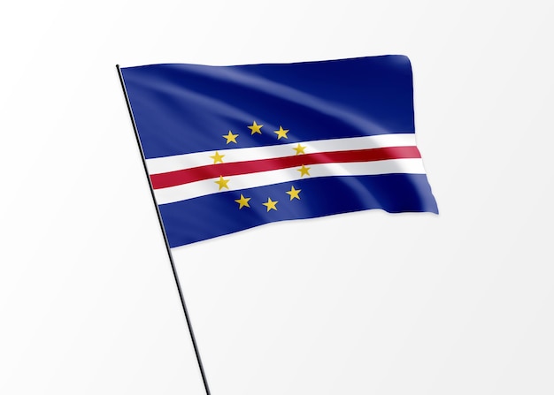 孤立した背景に高く飛んでいるカーボベルデの旗。カーボベルデ独立記念日
