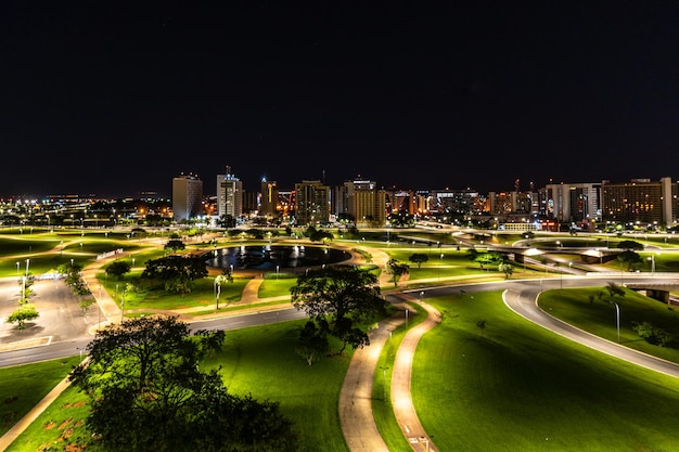 夜のブラジルの首都ブラジリア